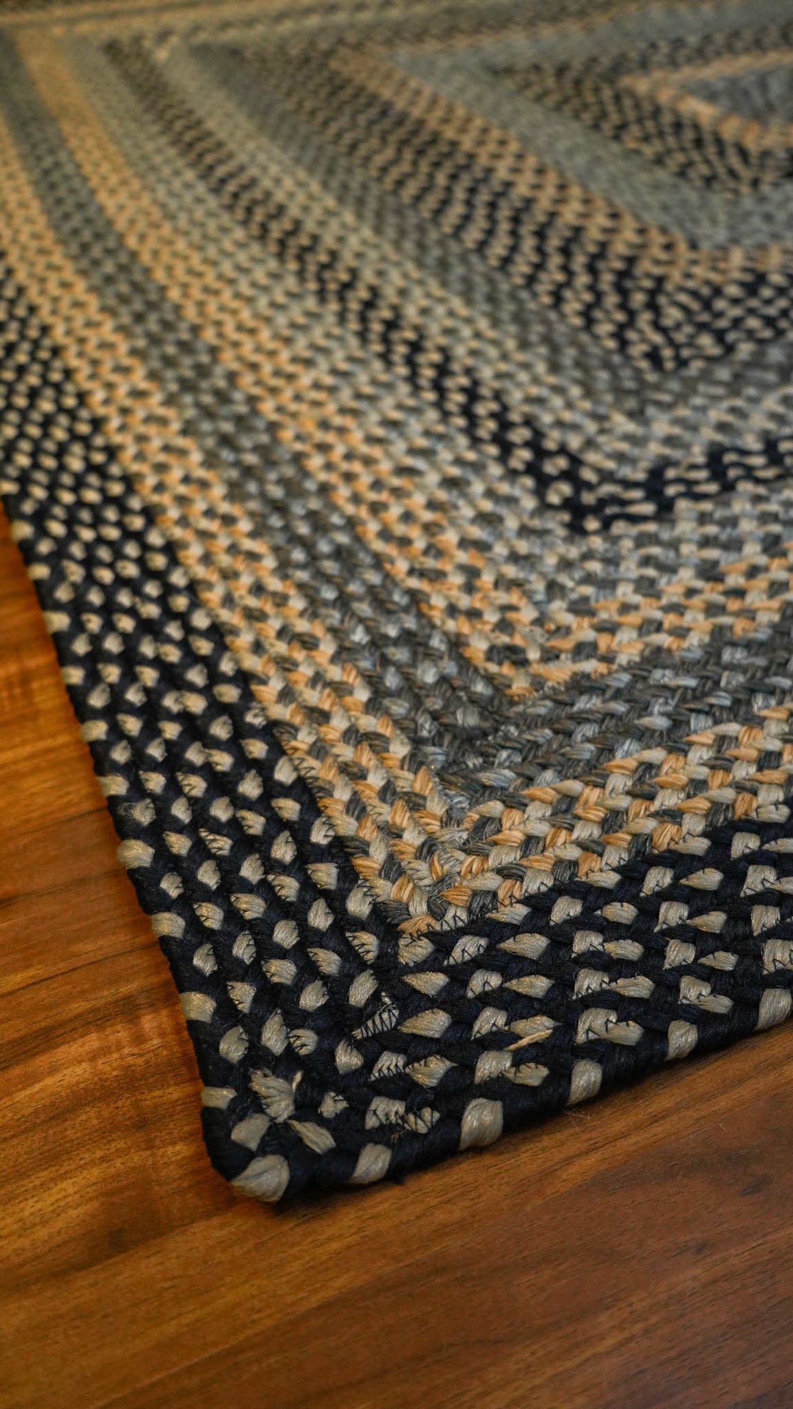 Braided Elegance Hand-Woven Polypropylene Indoor-Outdoor Rug