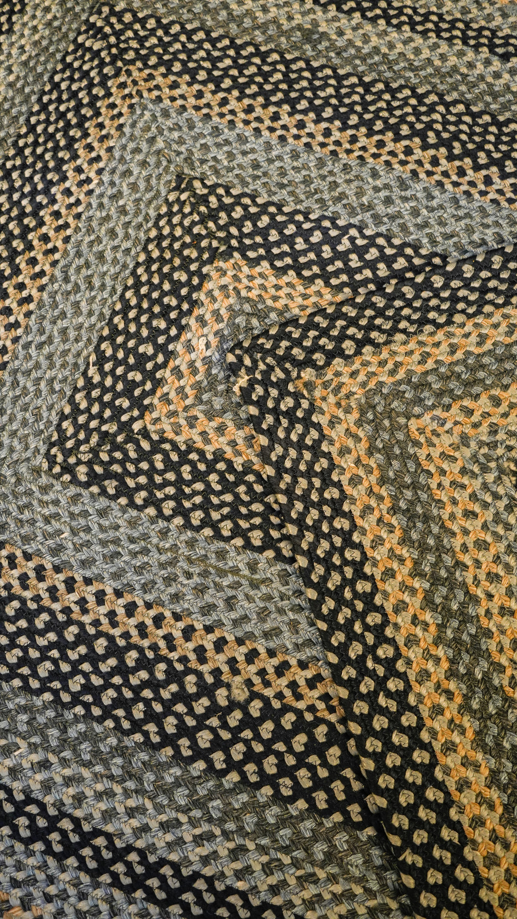 Braided Elegance Hand-Woven Polypropylene Indoor-Outdoor Rug