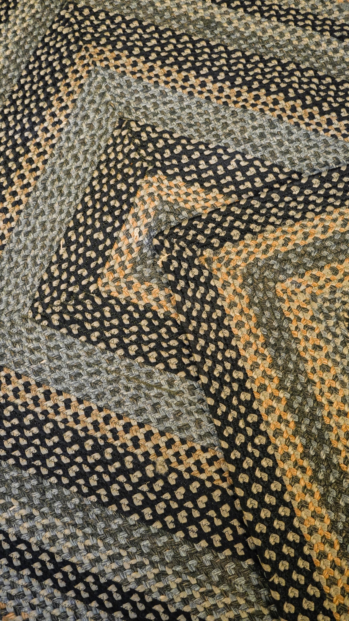 Braided Elegance Hand-Woven Polypropylene Indoor-Outdoor Rug