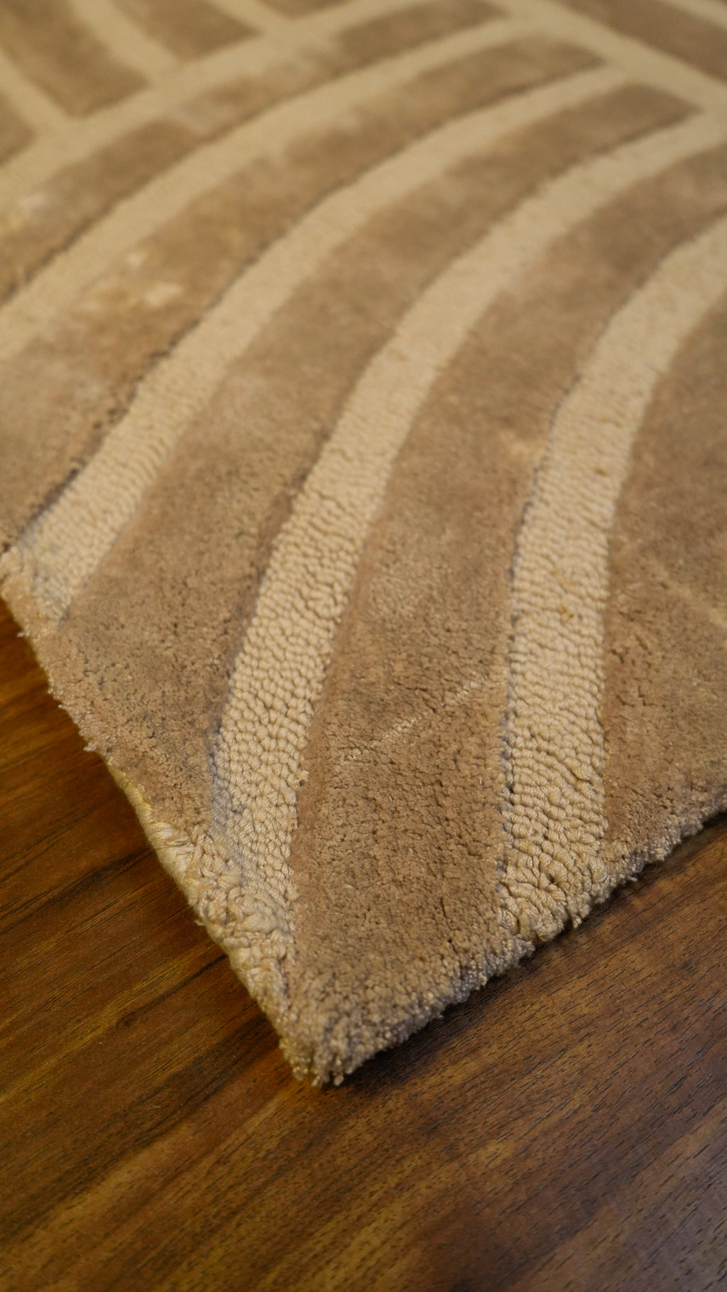 Curved Elegance Hand-Tufted Wool & Viscose Carpet