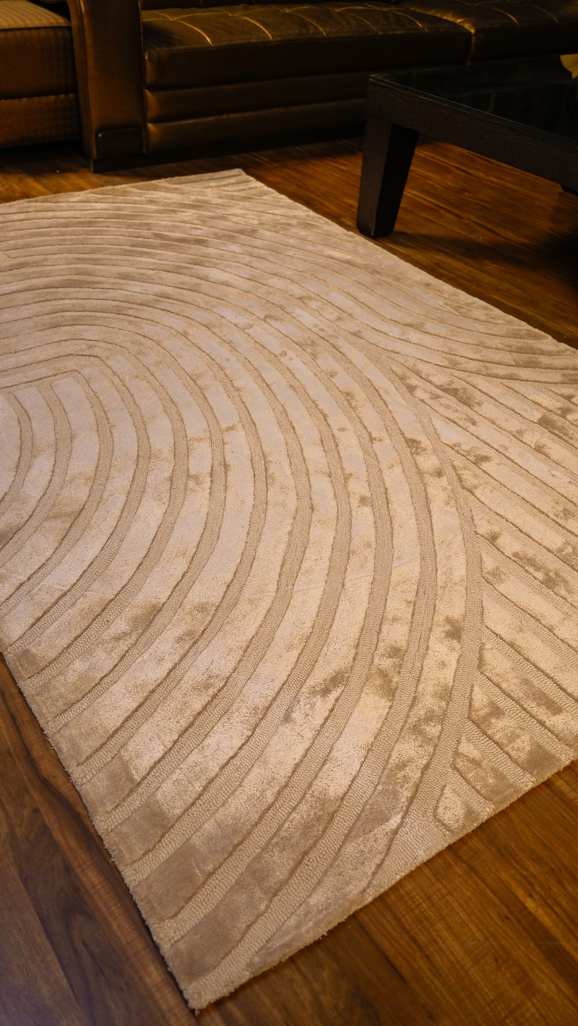 Curved Elegance Hand-Tufted Wool & Viscose Carpet