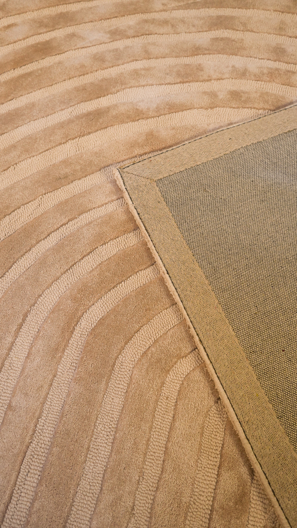 Curved Elegance Hand-Tufted Wool & Viscose Carpet