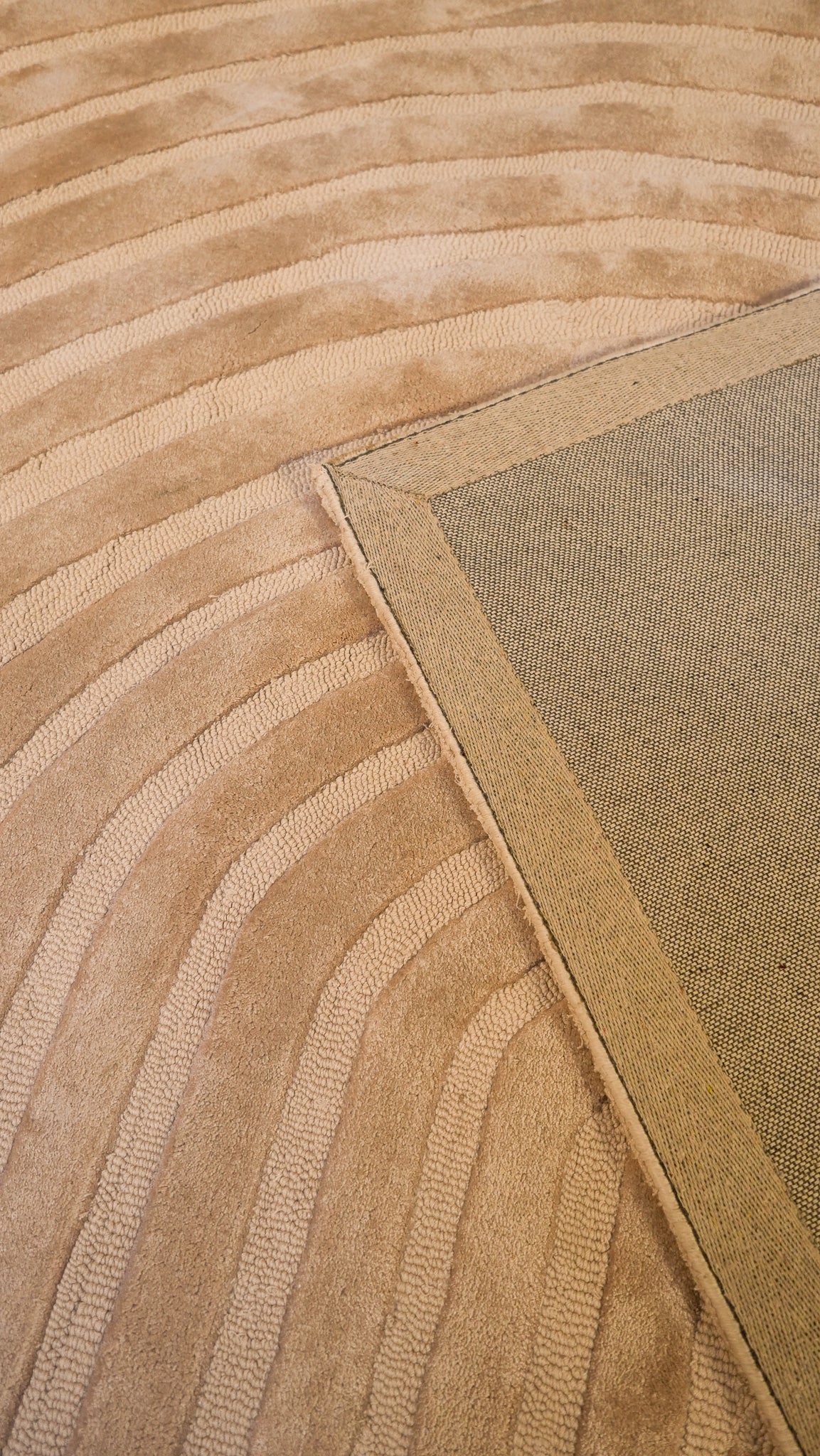 Curved Elegance Hand-Tufted Wool & Viscose Carpet