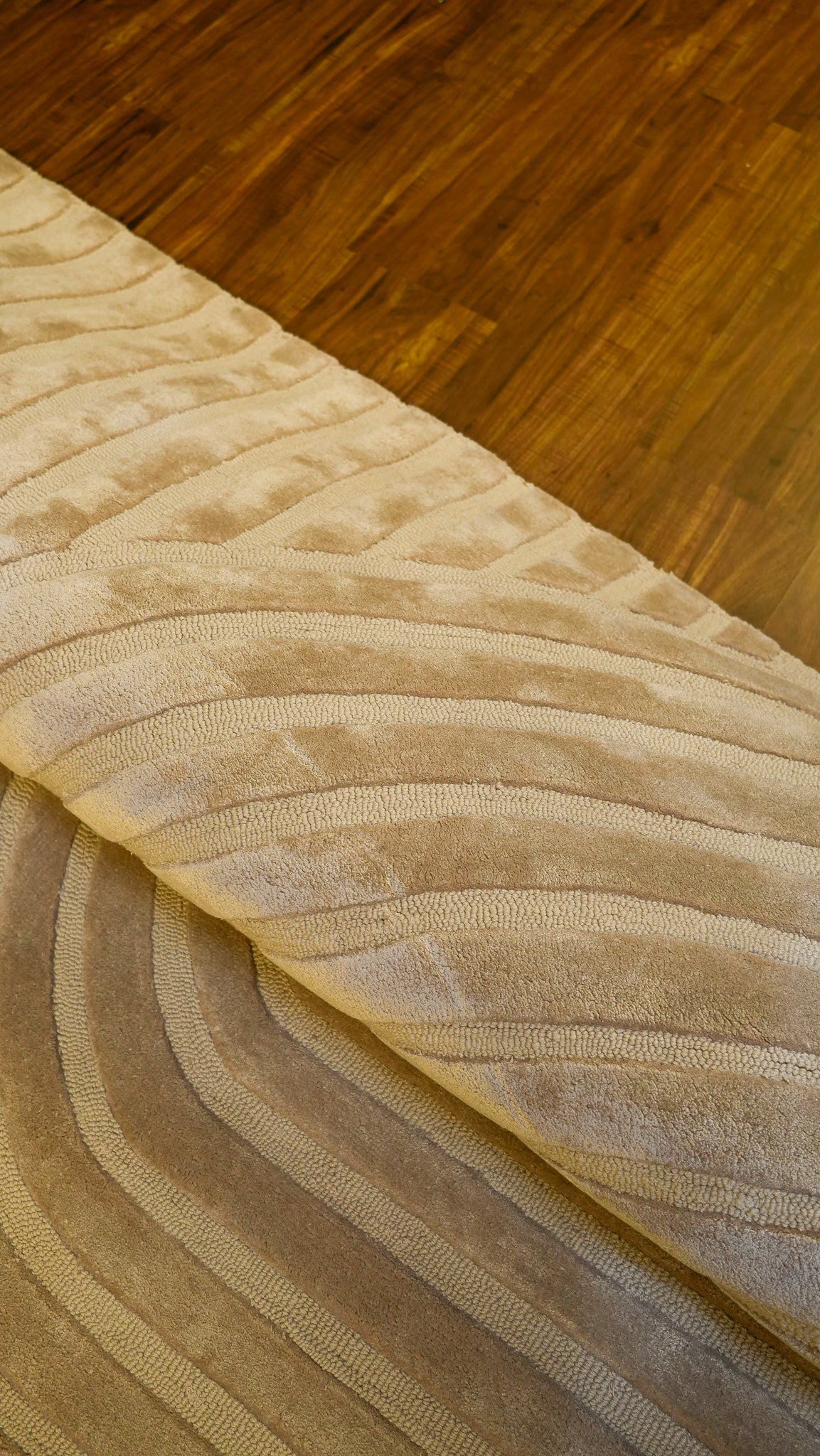 Curved Elegance Hand-Tufted Wool & Viscose Carpet