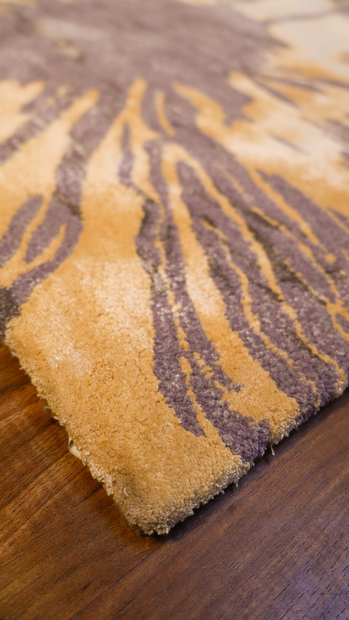 Sunburst Elegance Hand-Tufted Wool & Viscose Carpet