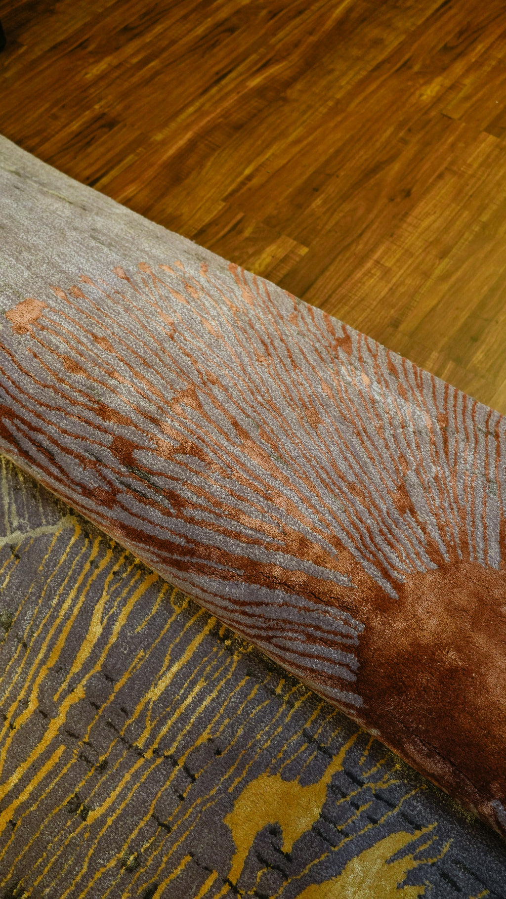 Sunburst Elegance Hand-Tufted Wool & Viscose Carpet